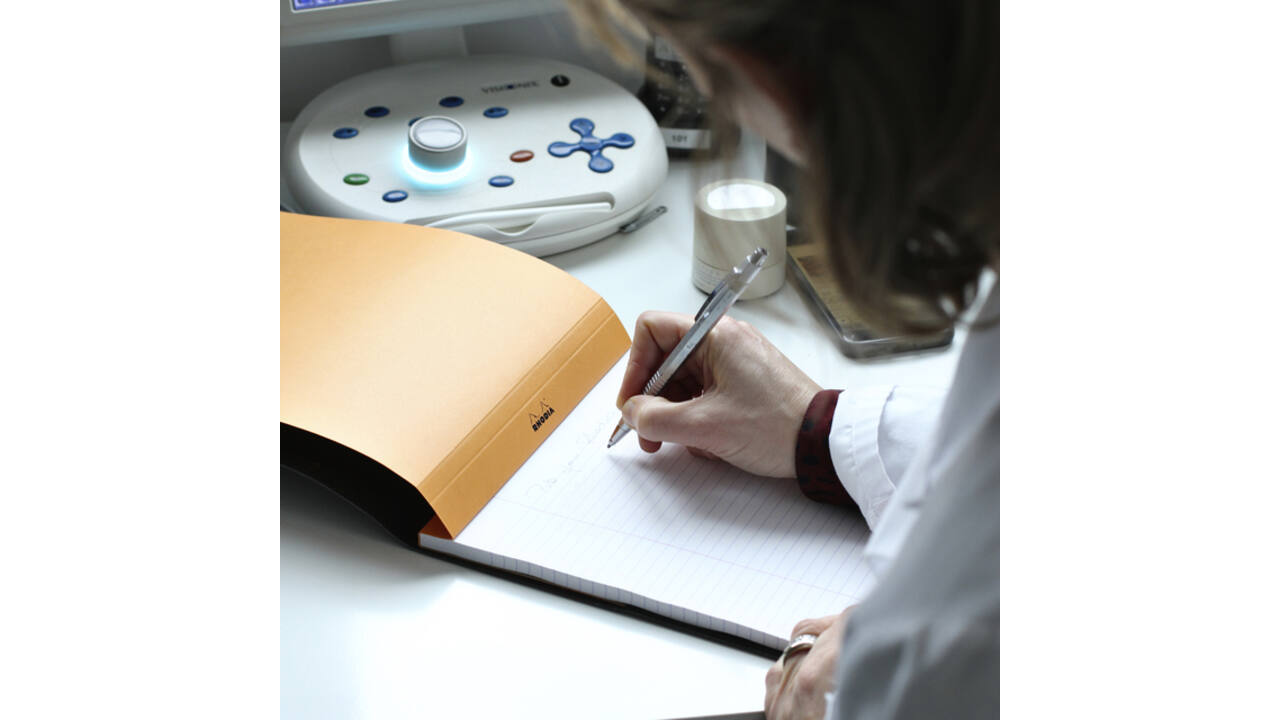 Schrijfblok Rhodia A5 lijn 80 vel 80gr met kantlijn oranje