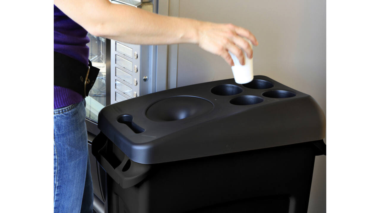 Afvalbak Rubbermaid Slim Jim Vented met luchtsleuven 60liter zwart