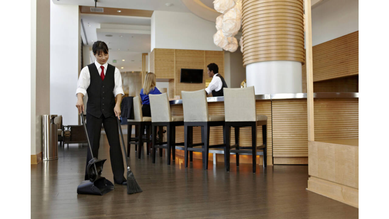 Handveger Rubbermaid Executive Lobby Broom met lange steel zwart