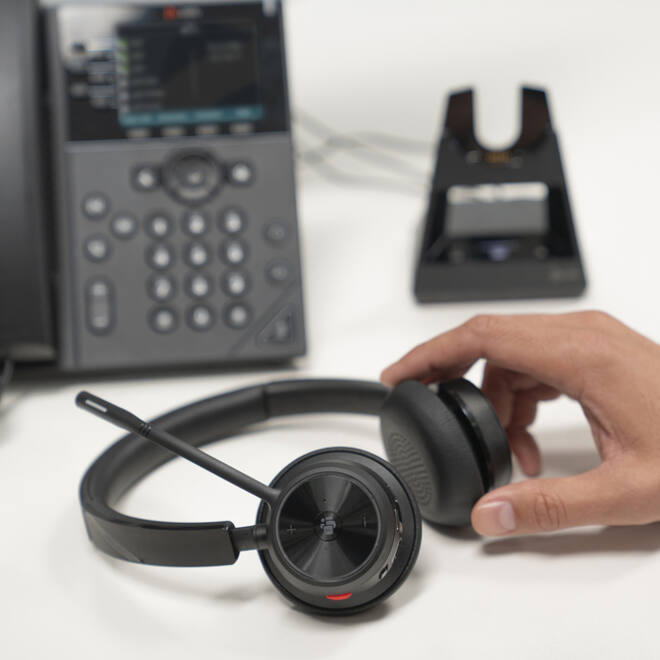 Headset HP POLY Voyager 4320-M met BT700 dongle en oplaadstatief