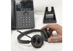 Headset HP POLY Voyager 4320-M met BT700 dongle en oplaadstatief