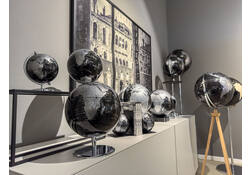 Boekensteun Troika met magnetische globe 13cm zwart-zilver