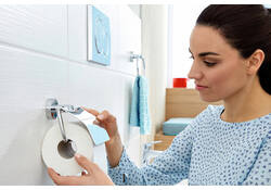Toiletrolhouder met deksel tesa® Smooz hoogglans verchroomd metaal zelfklevend